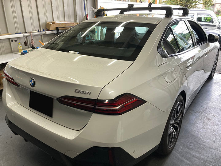 令和7年BMW5シリーズセダンのカーフィルム施工後の右後ろ
